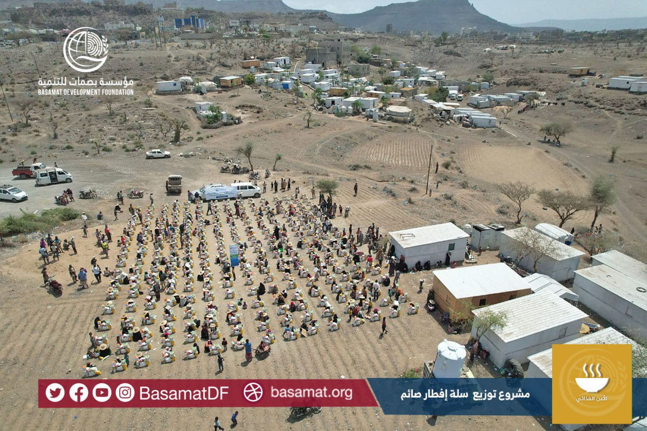 ضمن مشاريعها  الرمضانية للعام 1444 ه  #مؤسسة_بصمات تنفذ توزع السلة  الغذائية للأسر النازحة في محافظة تعز .